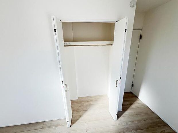 いつでもお部屋をスッキリお使い頂ける収納スペースを設置。