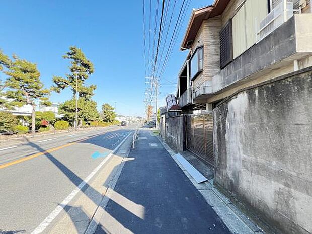 前面道路を含めた現地写真です。