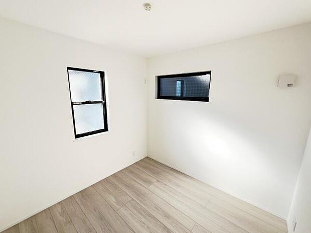 木の温もりが優しいフローリングの収納スペース付き洋室です。