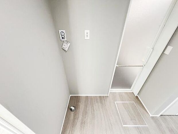 独立洗面台の横にはランドリースペースがございます。