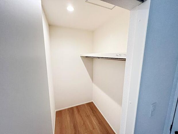ウォークインクローゼットがあり収納スペースも豊富。季節物もスッキリ片付きそうです。