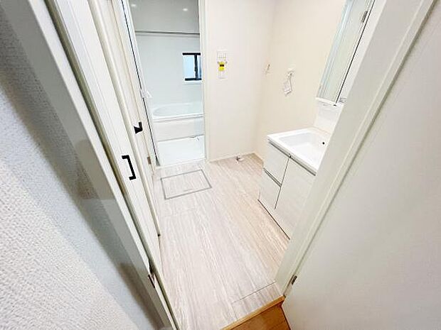 脱衣所は小さなお子様がいるご家庭にも重宝されます。