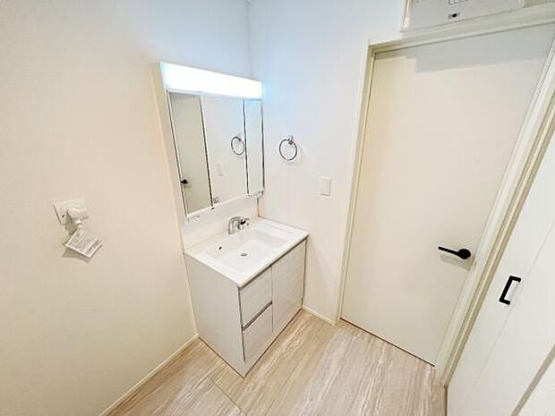 洗面化粧台です。朝の身支度から1日が始まります。