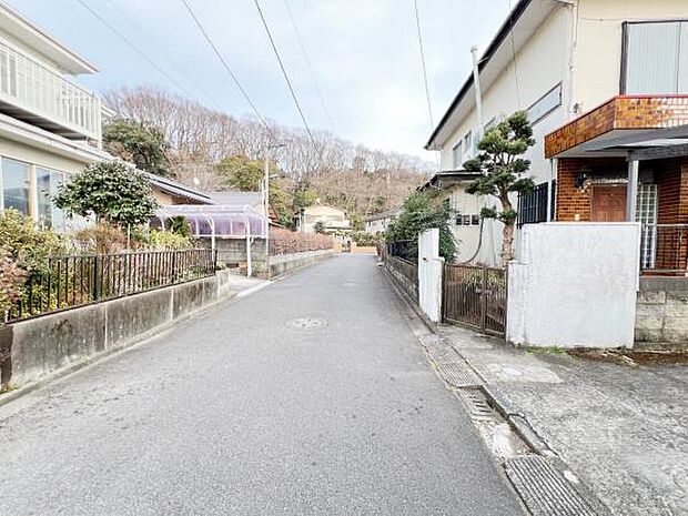 前面道路を含めた現地写真です。