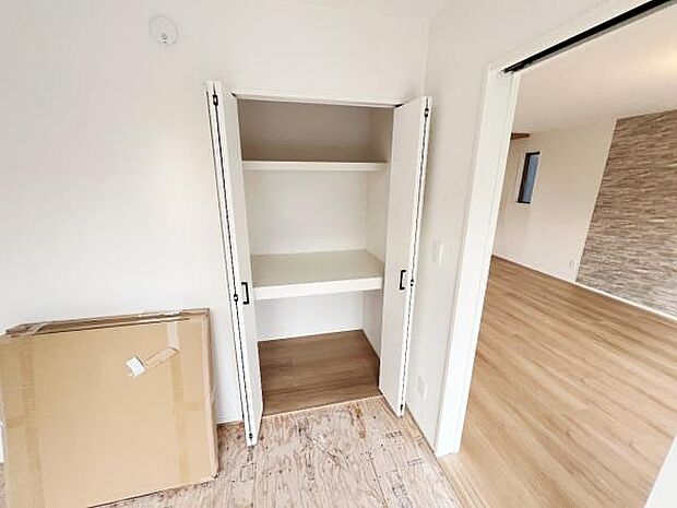 いつでもお部屋をスッキリお使い頂ける収納スペースを設置。