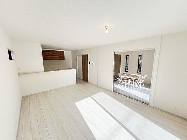 リビングダイニングになります。ご家族そろっての素敵な空間になりそうですね。