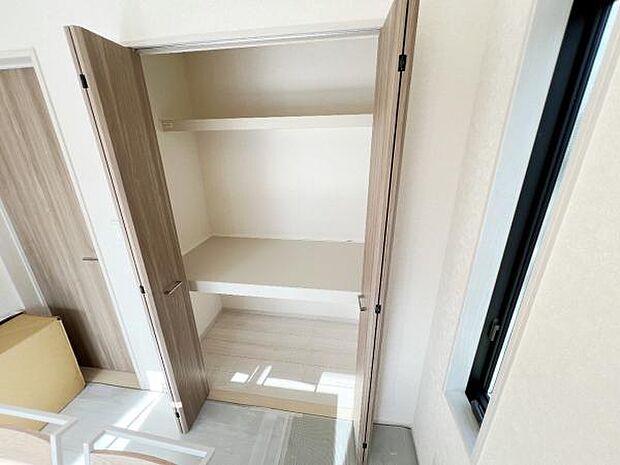 いつでもお部屋をスッキリお使い頂ける収納スペースを設置。