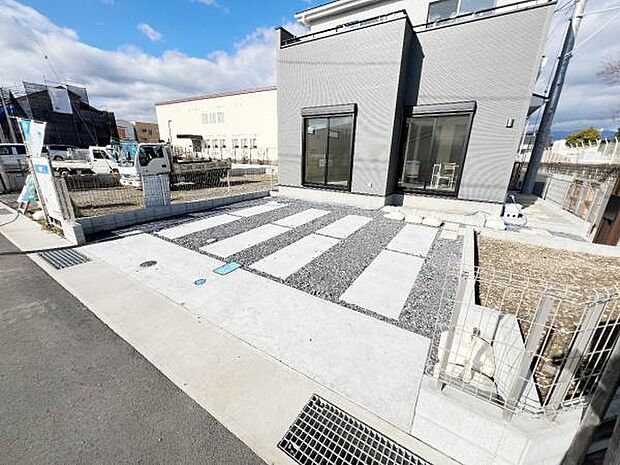 セカンドカーにも便利な駐車2台可能です。