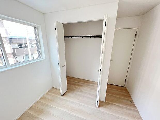 いつでもお部屋をスッキリお使い頂ける収納スペースを設置。