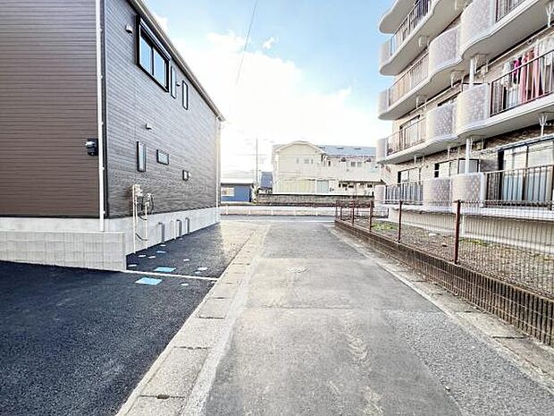 前面道路を含めた現地写真です。