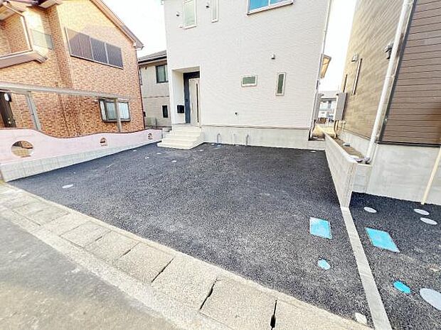 車種により3台駐車可能なので、ご家族で複数台所有する際や来客時に役立ちます。