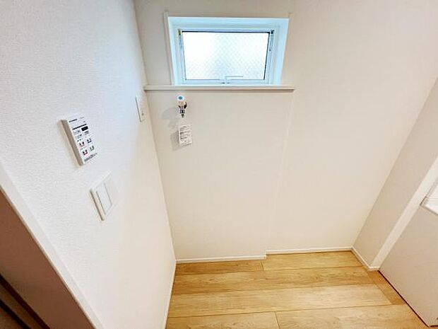 独立洗面台の横にはランドリースペースがございます。