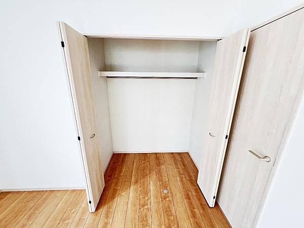 明るい広々とした主寝室でご家族ゆっくりお休みになれますね。