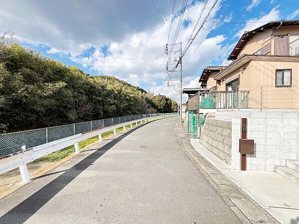前面道路を含めた現地写真です。