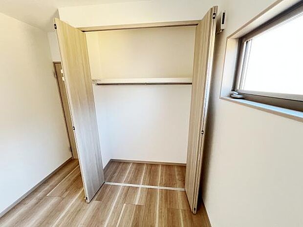 いつでもお部屋をスッキリお使い頂ける収納スペースを設置。