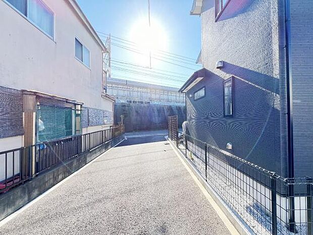 前面道路を含めた現地写真です。