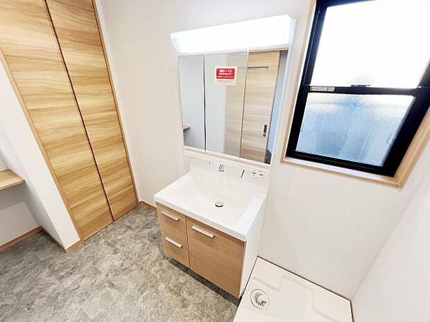 洗面化粧台です。朝の身支度から1日が始まります。