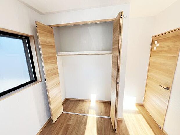 いつでもお部屋をスッキリお使い頂ける収納スペースを設置。