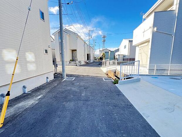 前面道路を含めた現地写真です。