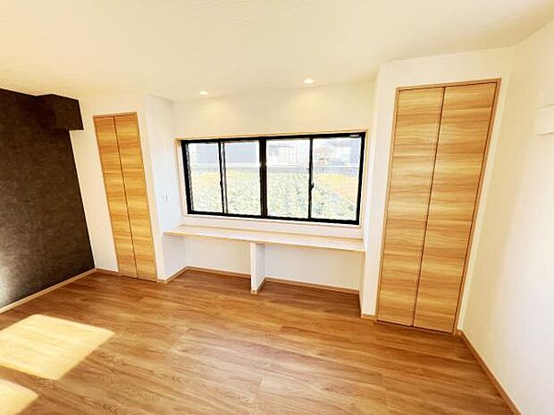 リビングにカウンターがあり、お子様の勉強スペースやリモートワーク等にご利用いただけます。