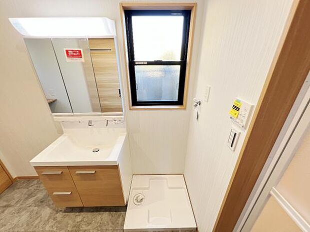 独立洗面台の横にはランドリースペースがございます。