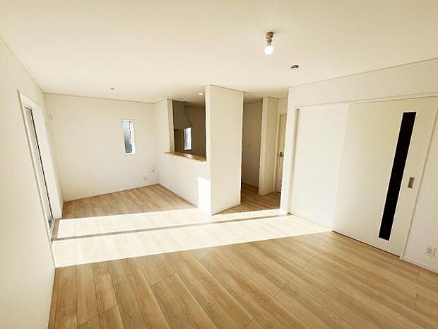 お食事中もキッチンと会話が楽しめるダイニングスペース。