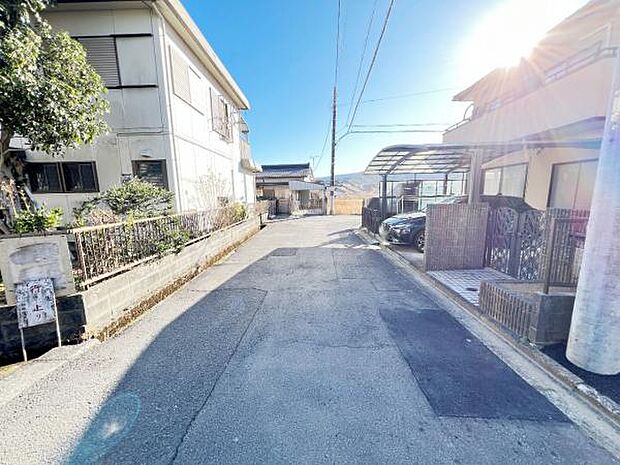 前面道路を含めた現地写真です。