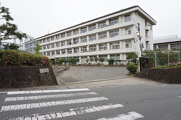 南足柄市立足柄台中学校まで約1040m（徒歩13分）