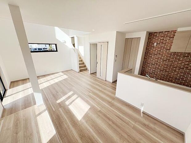 お食事中もキッチンと会話が楽しめるダイニングスペース。