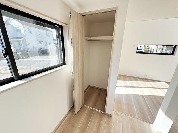 いつでもお部屋をスッキリお使い頂ける収納スペースを設置。