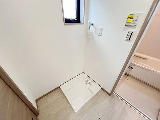 独立洗面台の横にはランドリースペースがございます。