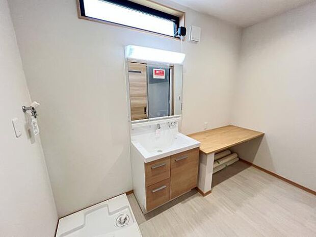 洗面化粧台です。朝の身支度から1日が始まります。