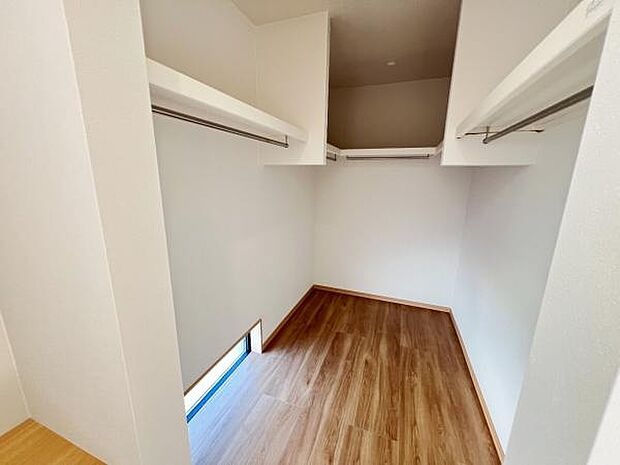 ウォークインクローゼットがあり収納スペースも豊富。季節物もスッキリ片付きそうです。