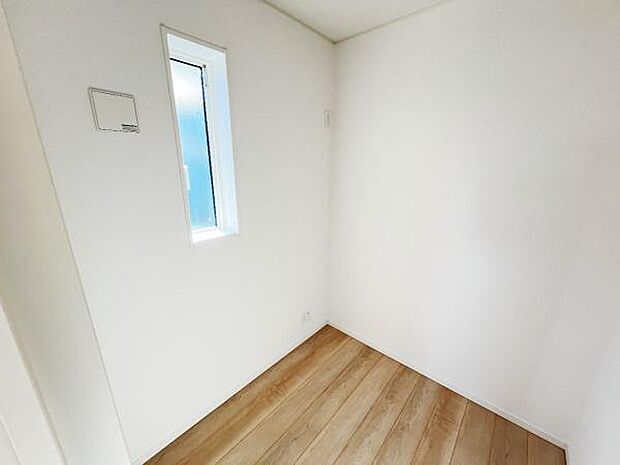 ウォークインクローゼットがあり収納スペースも豊富。季節物もスッキリ片付きそうです。