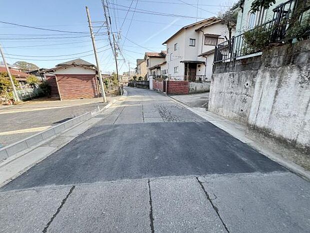 前面道路を含めた現地写真です。