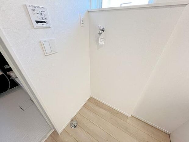 独立洗面台の横にはランドリースペースがございます。
