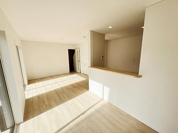 お食事中もキッチンと会話が楽しめるダイニングスペース。