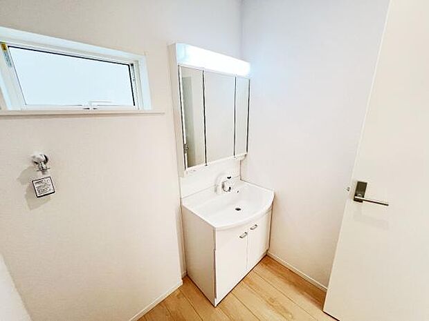 洗面化粧台です。朝の身支度から1日が始まります。