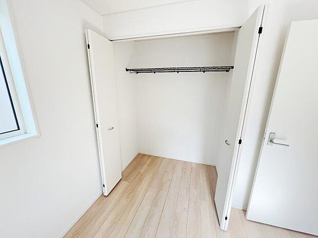 いつでもお部屋をスッキリお使い頂ける収納スペースを設置。