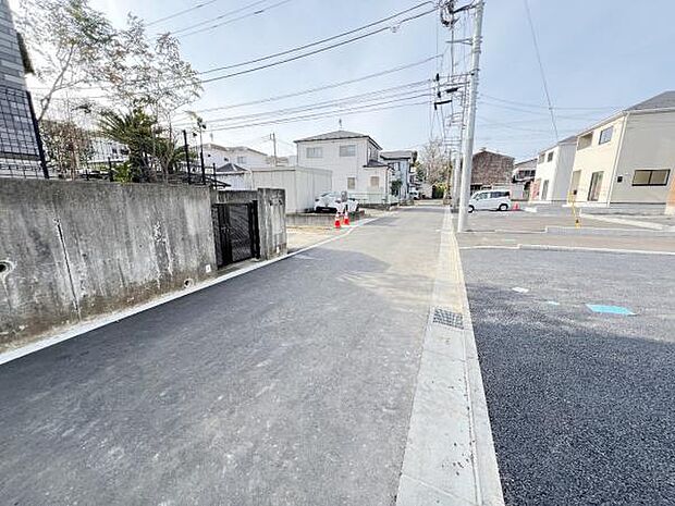 前面道路を含めた現地写真です。