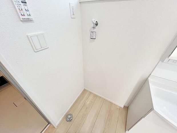 独立洗面台の横にはランドリースペースがございます。