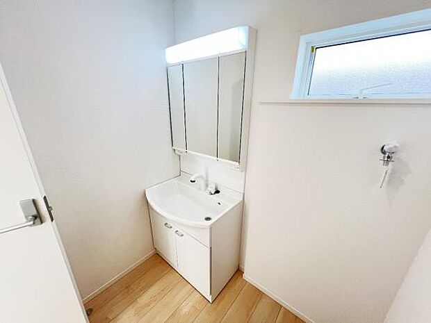 洗面化粧台です。朝の身支度から1日が始まります。