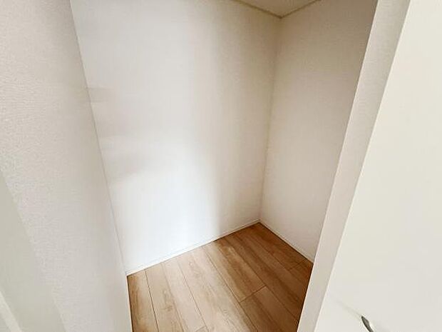 ウォークインクローゼットがあり収納スペースも豊富。季節物もスッキリ片付きそうです。