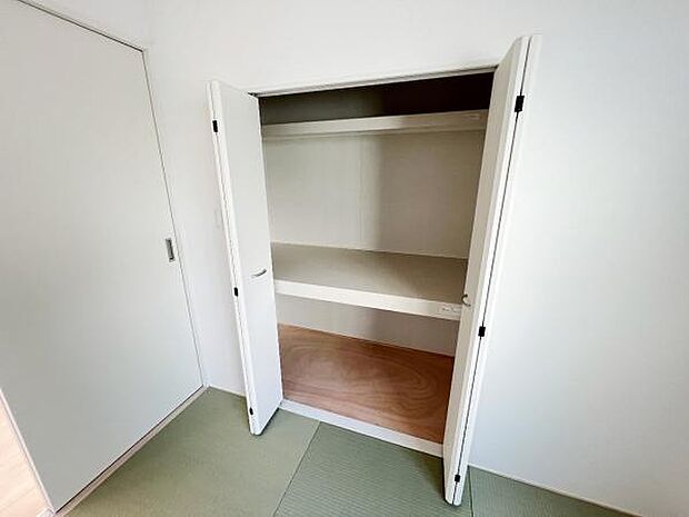 いつでもお部屋をスッキリお使い頂ける収納スペースを設置。