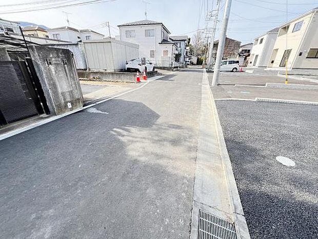 前面道路を含めた現地写真です。