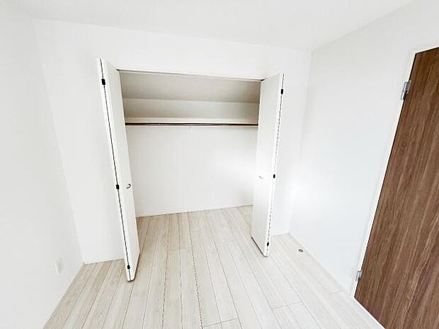 いつでもお部屋をスッキリお使い頂ける収納スペースを設置。