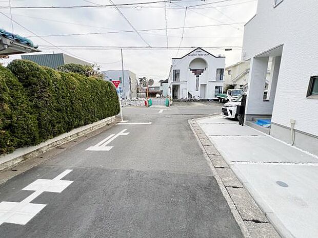 前面道路を含めた現地写真です。