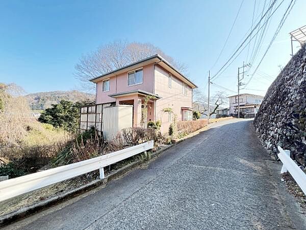 木造2階建てです。