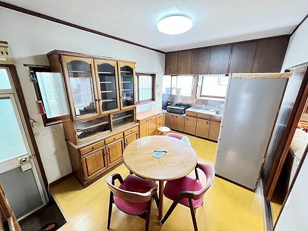 お食事中もキッチンと会話が楽しめるダイニングスペース。