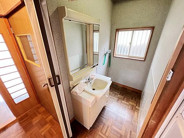 洗面化粧台です。朝の身支度から1日が始まります。